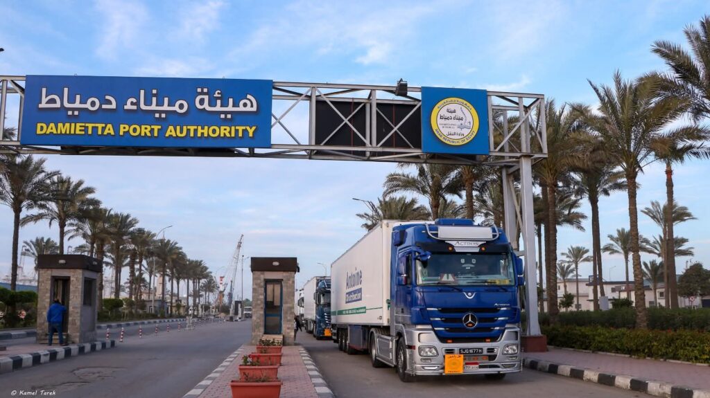ميناء دمياط يعزز مكانته اللوجستية.. تدفق مستمر لشحنات الترانزيت عبر خط “الرورو” نحو الخليج