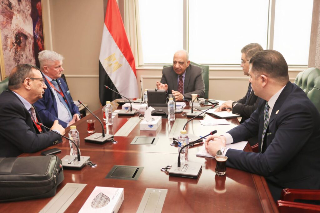وزير الكهرباء يبحث مع “باوكو” الألمانية توطين صناعة الأنابيب والتقنيات المتقدمة