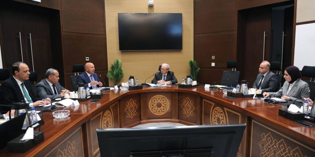 الحكومة تستعرض تقدم تنفيذ مشروع القطار الكهربائي السريع القومي