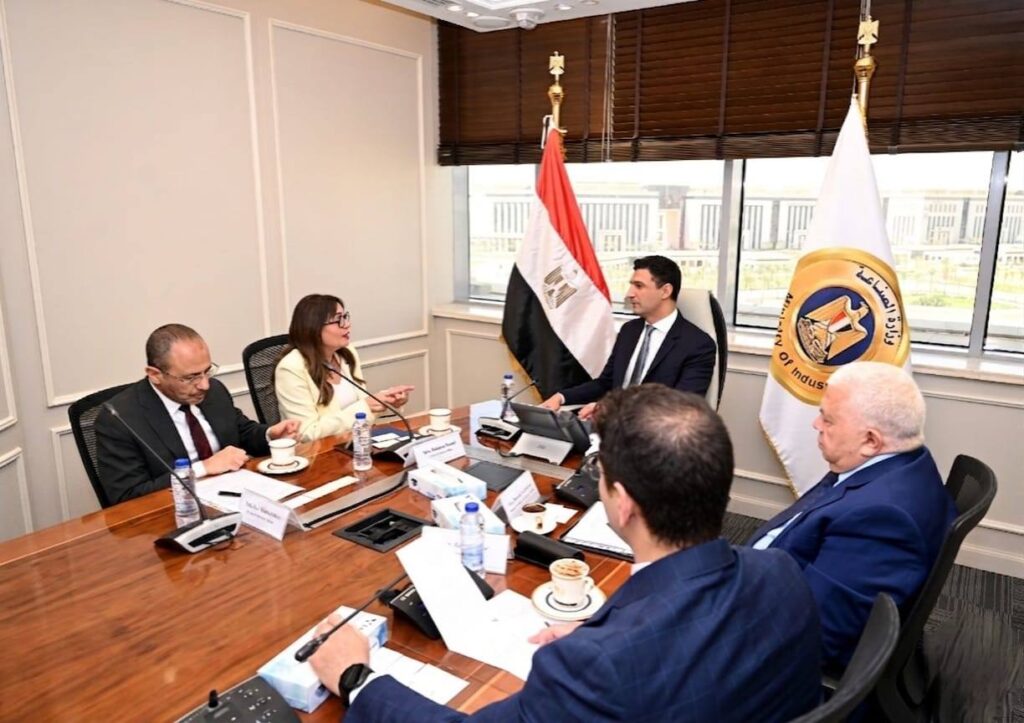 وزير الصناعة يبحث مع طاقة عربية خطط التوسع في مشروعات الطاقة والتحول الأخضر