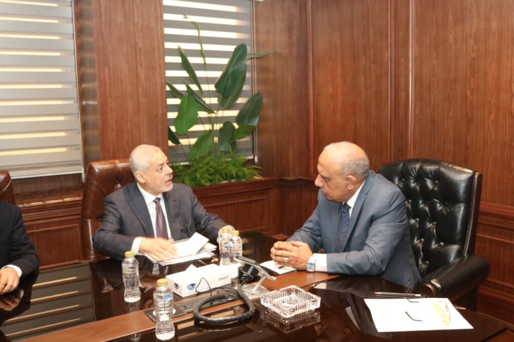الكهرباء تناقش مع إيما باور تنفيذ مشروعات طاقة متجددة ضخمة