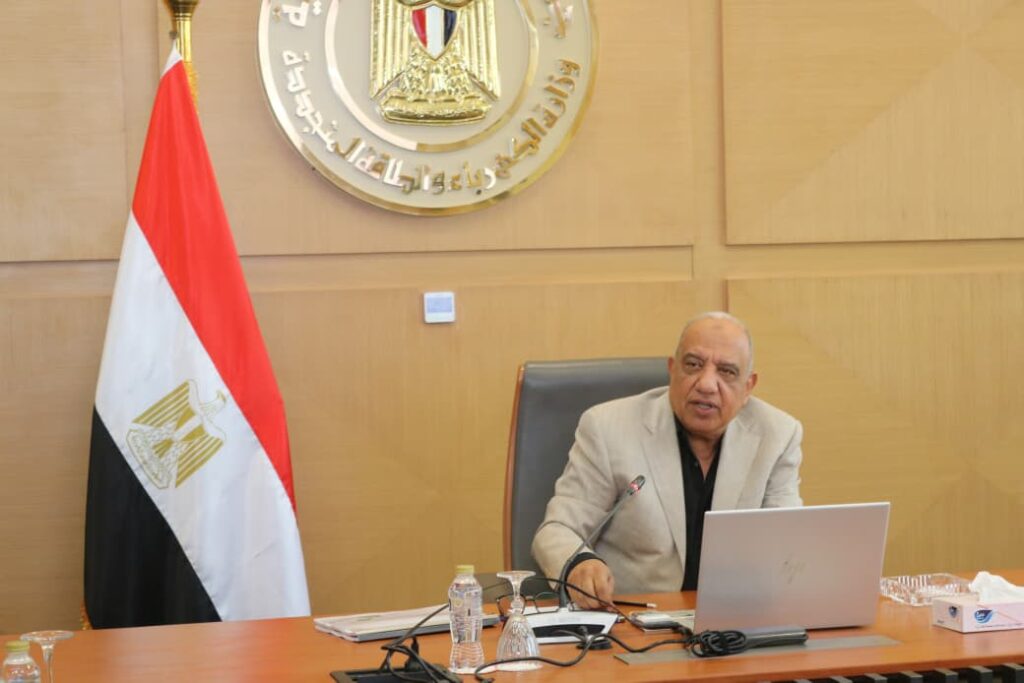 وزير الكهرباء يبحث مع خبراء الجامعات تعزيز الاعتماد على الطاقة المتجددة