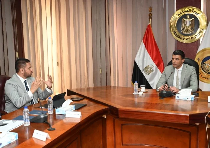 وزير الصناعة يبحث مع جيلا توطين الإضاءة الذكية باستثمارات 30 مليون دولار