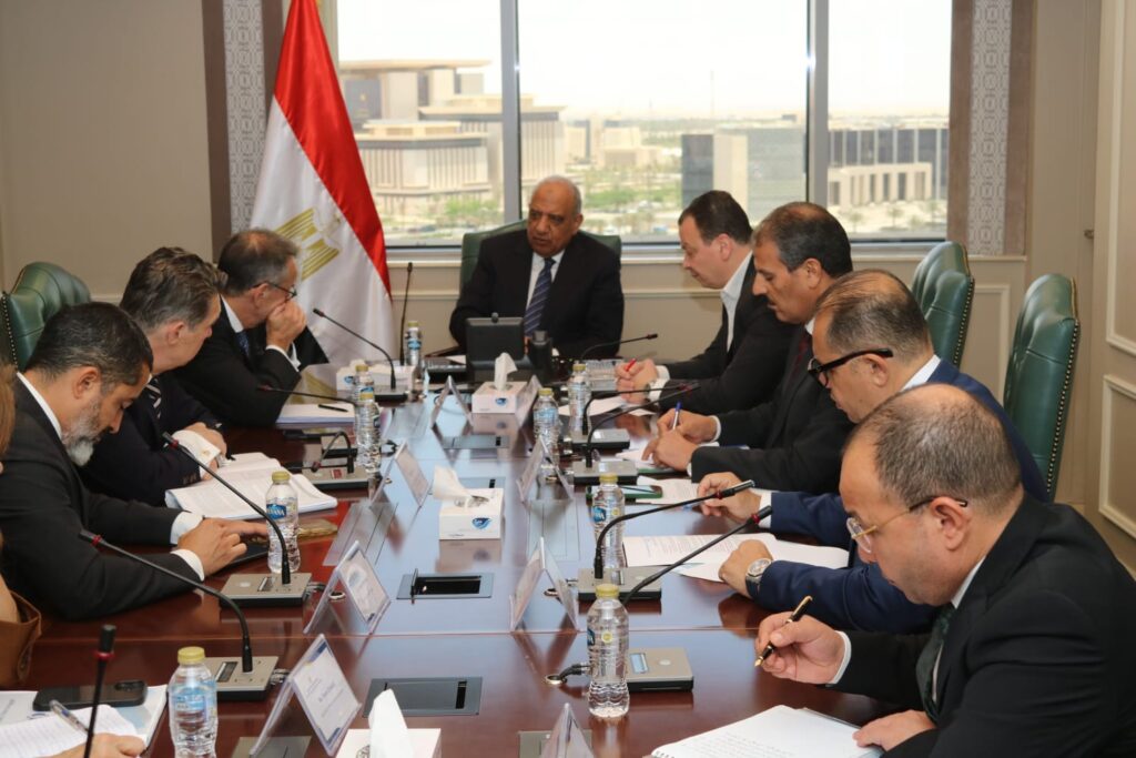 البنك الأوروبي يدعم مشروعات الكهرباء والتوسع في الطاقة المتجددة بمصر