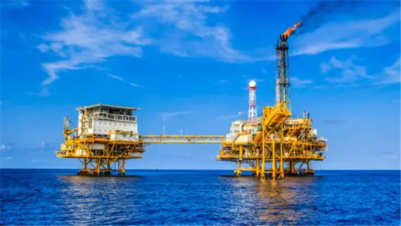 مدبولي يتفقد رشيد للبترول وإنتاج 7.5 تريليون قدم مكعب غاز
