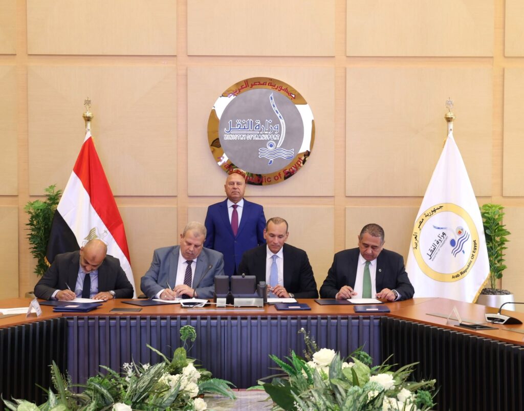 وزير النقل يشهد توقيع عقود تطوير السكك الحديدية ونظم الإشارات