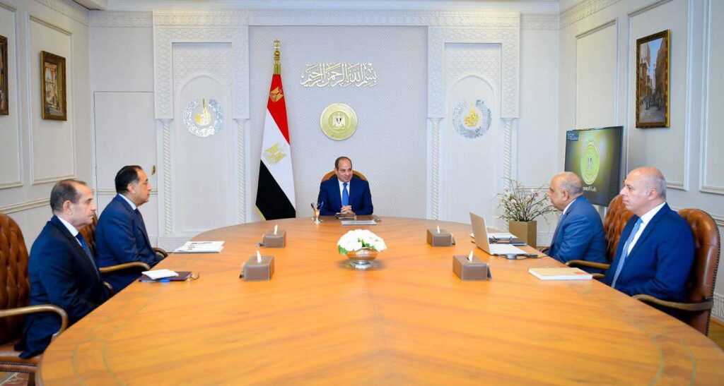 السيسي يوجه بسرعة إنجاز 105 مشروعات كهرباء وربط الطاقات المتجددة