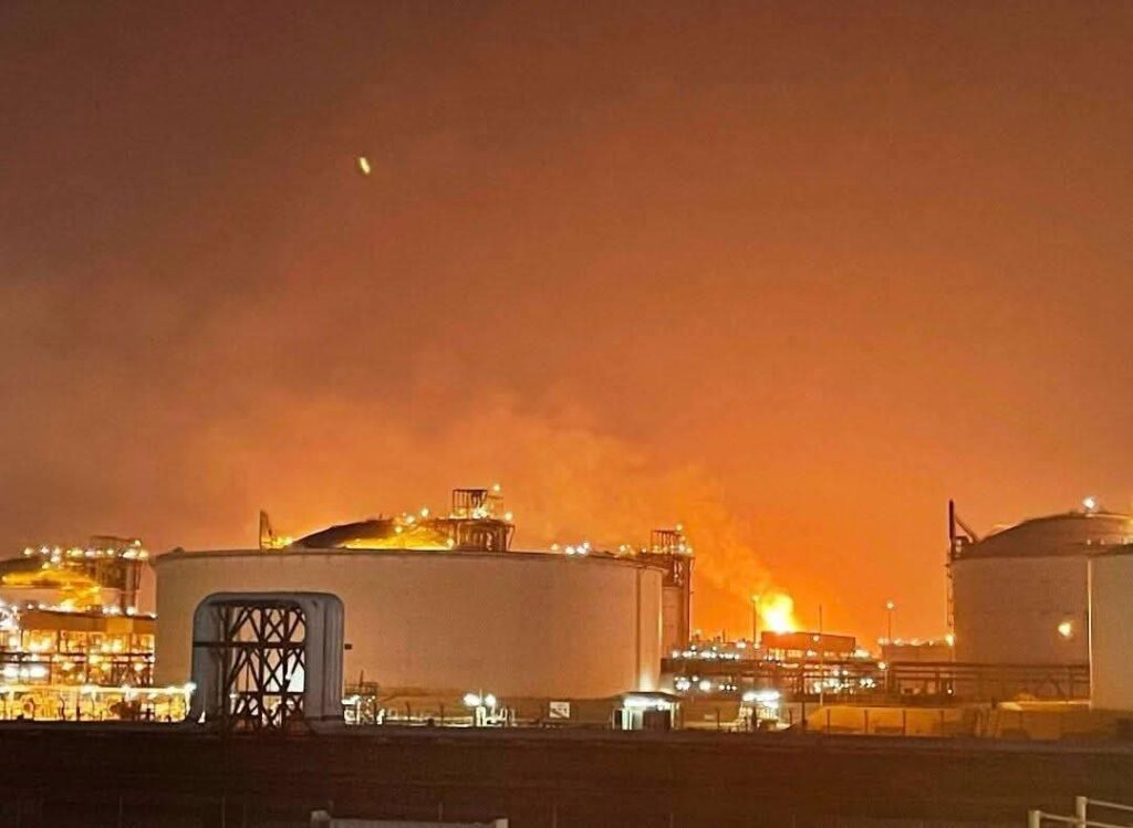 قطر تُسيطر على حريق رأس لفان سريعاً دون إصابات أو تأثيرات تشغيلية