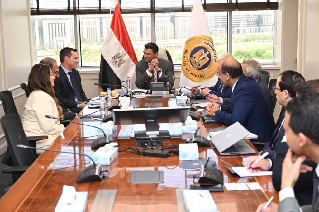 وزير الصناعة يبحث مع شنايدر إلكتريك توسيع التصنيع المحلي وزيادة الاستثمارات المصرية