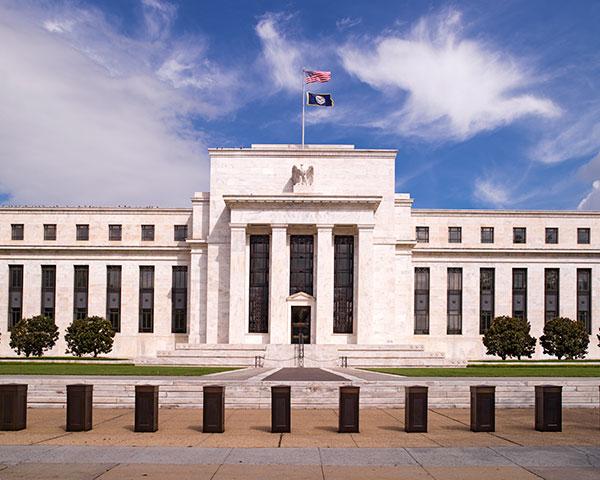الفيدرالي الأمريكي يثبت الفائدة بين 3.5% و3.75% وسط ترقب الأسواق