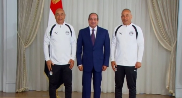 السيسي يكرم أبطال منتخب مصر ويمنحهم كأس الفخر وأوسمة التكريم