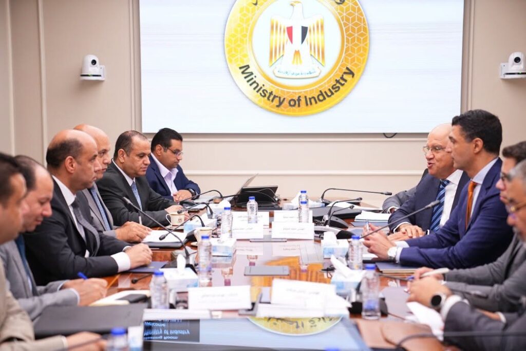 وزيرا الصناعة والعمل يبحثان تعزيز التعاون لتذليل تحديات القطاع ودعم الاستثمار الصناعي