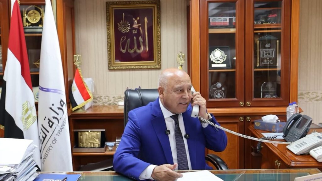 وزير النقل يكرّم مواطنة بأسوان لتصديها لرشق قطار بالحجارة
