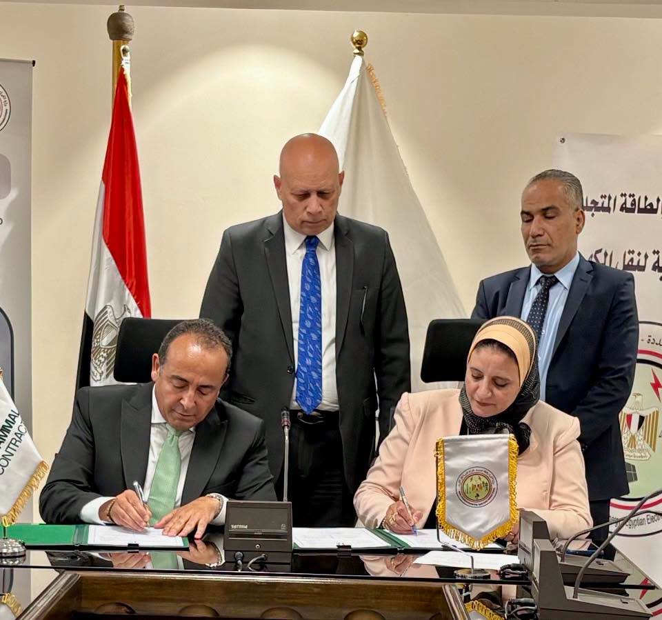 نقل الكهرباء توقع عقد إنشاء خط 500 ك.ف بخليج السويس