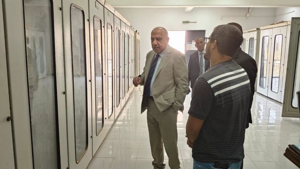 لمواجهة أحمال الصيف.. وزير الكهرباء يتفقد محطة القاهرة الجديدة