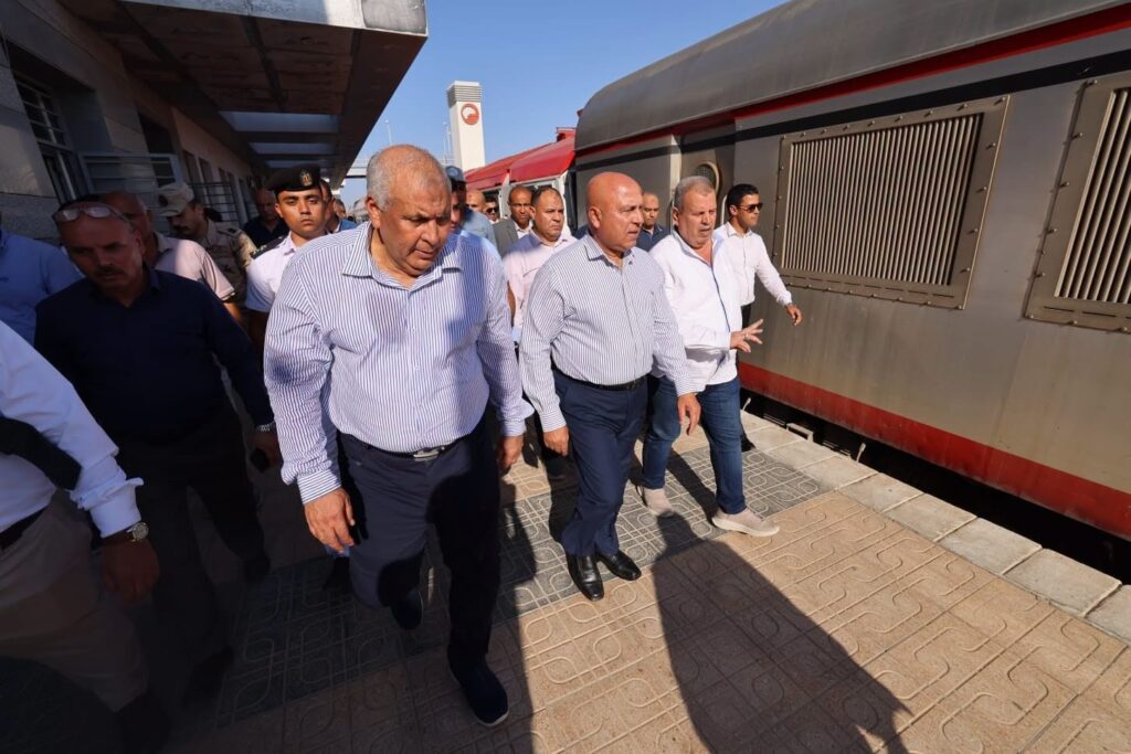 وزير النقل يتابع حركة القطارات والأتوبيسات بمطروح