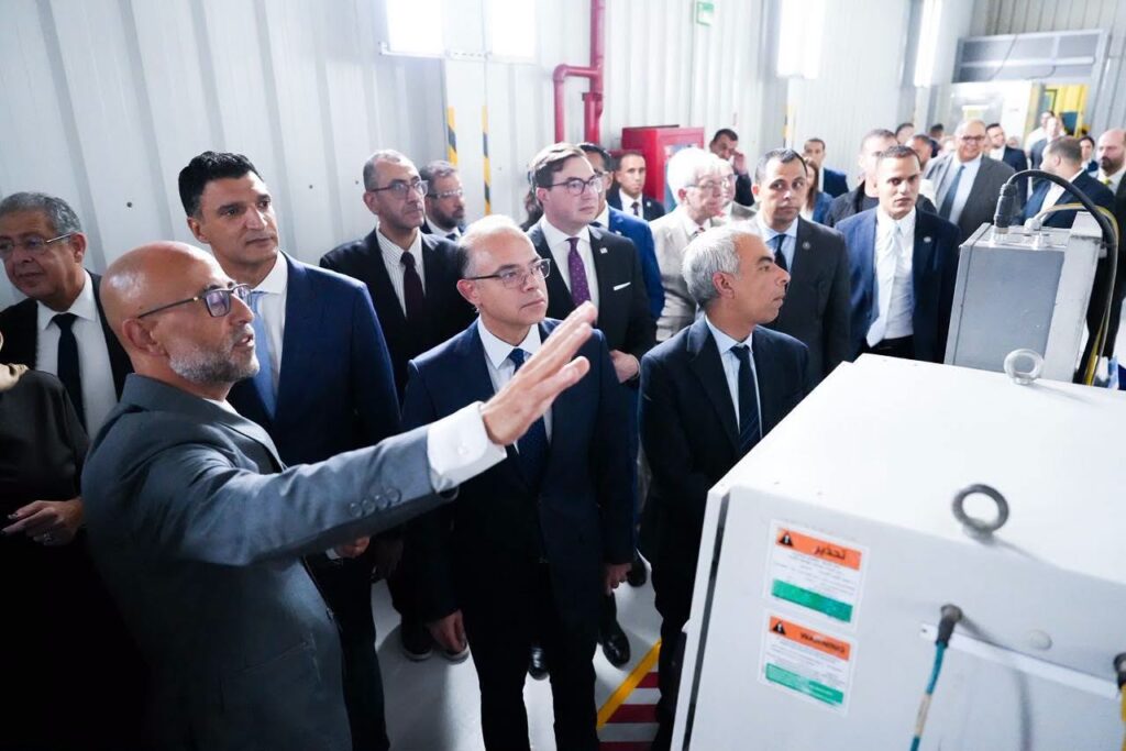 وزير الاستثمار يشهد دخول سيارات جنرال موتورز الأمريكية لمصر