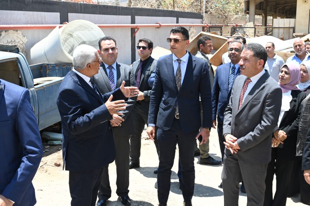 وزير الصناعة يتفقد مصلحة الرقابة الصناعية ويشدد على ضبط المصانع المخالفة