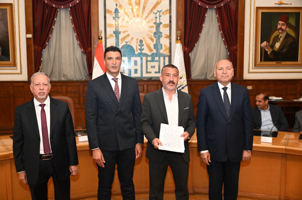 وزير الصناعة ومحافظ القاهرة يسلمان 40 عقد تقنين بشق الثعبان