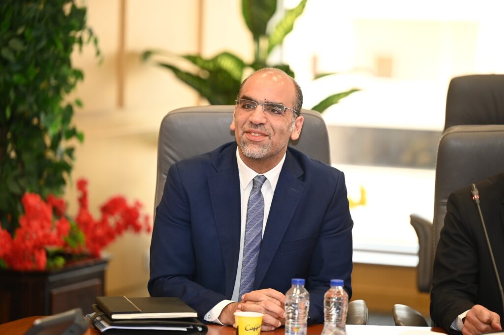 وزير الصناعة يوجه بدعم قطاع السكر