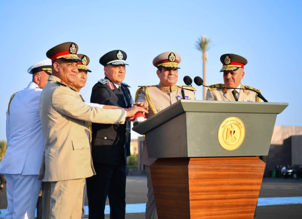 السيسي يتفقد مركز عمليات القوات المسلحة ويختتم الافتتاح بعروض مبهرة